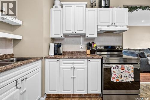 426 Moose Square, Moose Jaw, SK - Indoor Photo Showing Kitchen With Double Sink