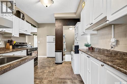 426 Moose Square, Moose Jaw, SK - Indoor Photo Showing Kitchen
