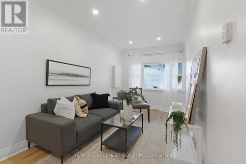 78 Delena Avenue N, Hamilton, ON - Indoor Photo Showing Living Room