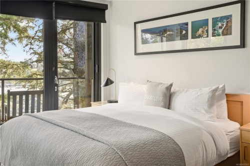 302-596 Marine Dr, Ucluelet, BC - Indoor Photo Showing Bedroom