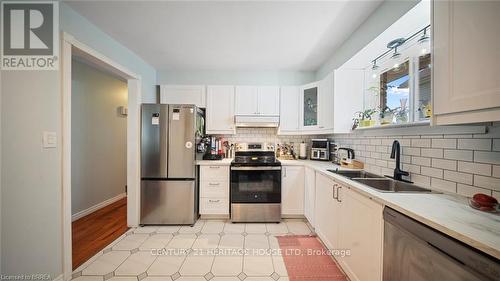 6442 Taylor Street, Niagara Falls, ON - Indoor Photo Showing Kitchen With Double Sink