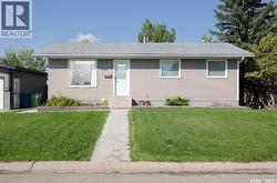 1443 Sioux CRESCENT SW  Moose Jaw, SK S6H 7C8