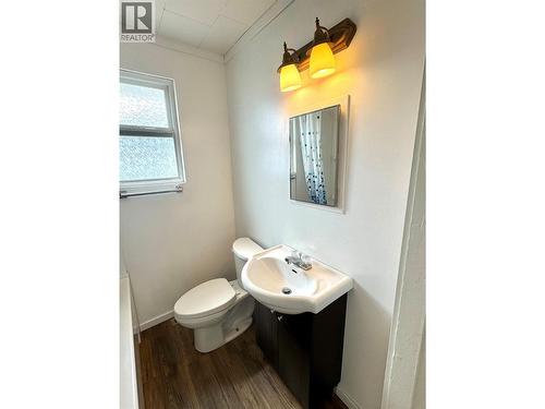 Main floor bathroom - 1021 Willow Street, Okanagan Falls, BC - Indoor Photo Showing Bathroom