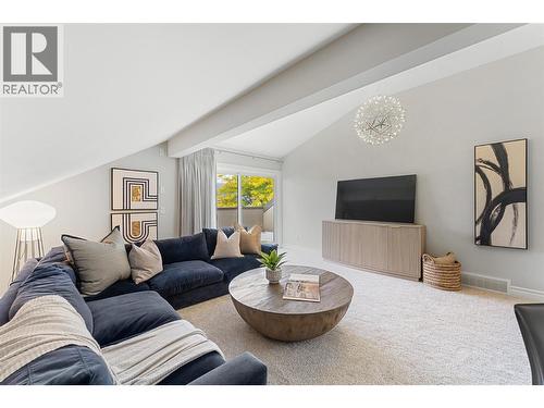 2368 Abbott Street Unit# 9, Kelowna, BC - Indoor Photo Showing Living Room