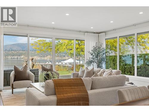 2368 Abbott Street Unit# 9, Kelowna, BC - Indoor Photo Showing Living Room