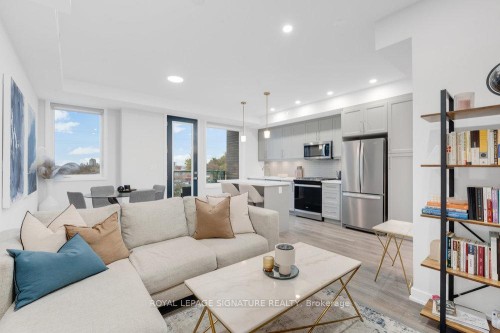 4-1467 O'Connor Drive, Toronto, ON - Indoor Photo Showing Living Room