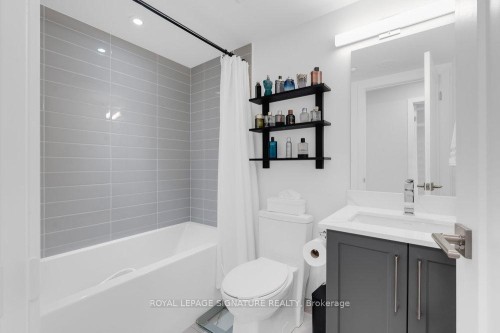 4-1467 O'Connor Drive, Toronto, ON - Indoor Photo Showing Bathroom