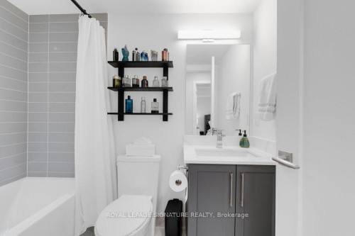 4-1467 O'Connor Drive, Toronto, ON - Indoor Photo Showing Bathroom