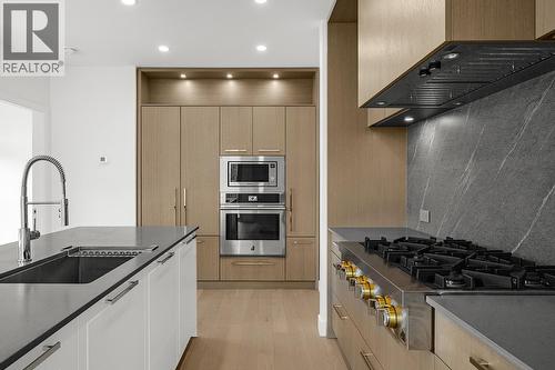 3409 Lakeshore Road Unit# 509, Kelowna, BC - Indoor Photo Showing Kitchen With Upgraded Kitchen
