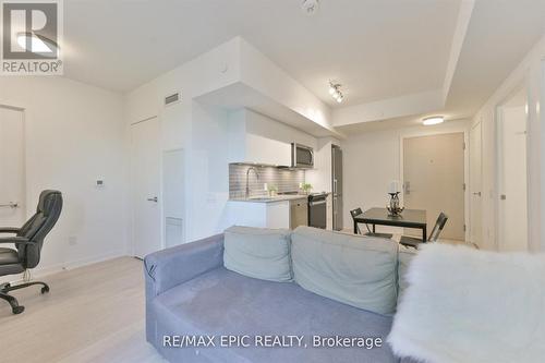622 - 500 Wilson Avenue, Toronto, ON - Indoor Photo Showing Living Room