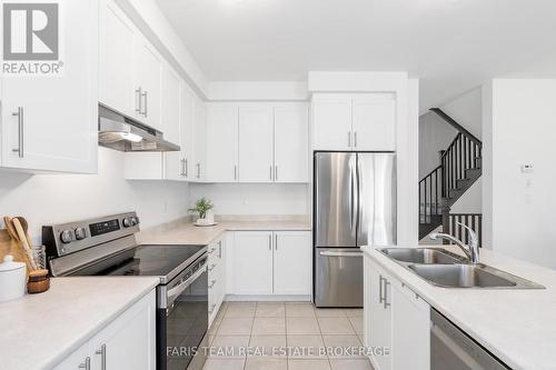 7 Lisa Street, Wasaga Beach, ON - Indoor Photo Showing Kitchen With Double Sink With Upgraded Kitchen