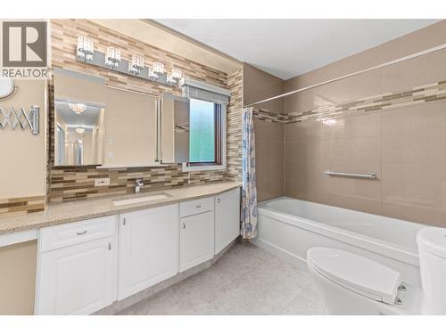 1660 Sonora Drive, Kelowna, BC - Indoor Photo Showing Bathroom