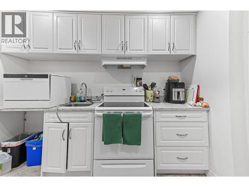 1660 Sonora Drive, Kelowna, BC - Indoor Photo Showing Laundry Room