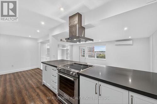 905 - 15 Elizabeth Street N, Mississauga, ON - Indoor Photo Showing Kitchen