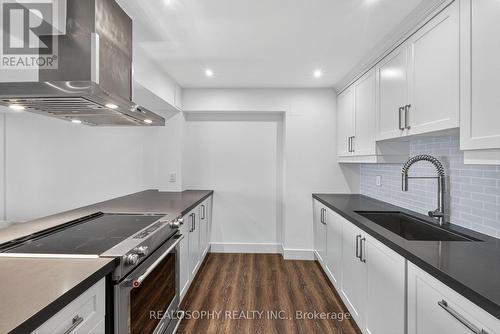 905 - 15 Elizabeth Street N, Mississauga, ON - Indoor Photo Showing Kitchen With Upgraded Kitchen