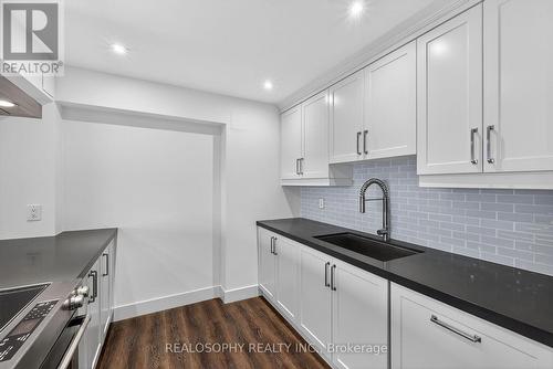 905 - 15 Elizabeth Street N, Mississauga, ON - Indoor Photo Showing Kitchen