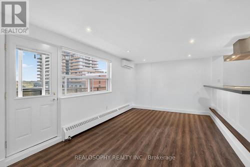 905 - 15 Elizabeth Street N, Mississauga, ON - Indoor Photo Showing Other Room