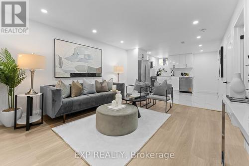 686 Wickens Avenue, Burlington, ON - Indoor Photo Showing Living Room