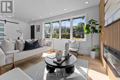 686 Wickens Avenue, Burlington, ON - Indoor Photo Showing Living Room