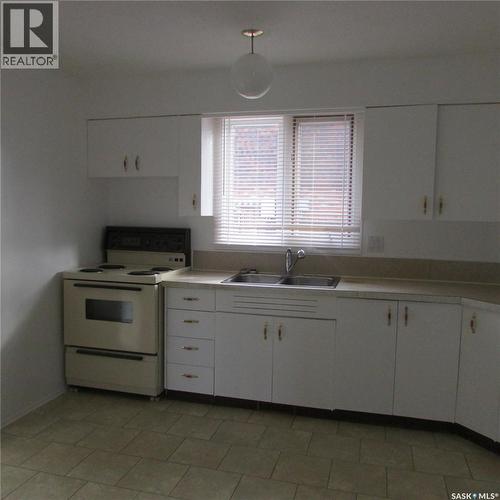 73 Spruceview Road, Regina, SK - Indoor Photo Showing Kitchen With Double Sink