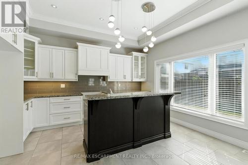 43 Riesling Court, Hamilton, ON - Indoor Photo Showing Kitchen With Upgraded Kitchen