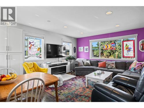 1319 Belaire Avenue, Kelowna, BC - Indoor Photo Showing Living Room