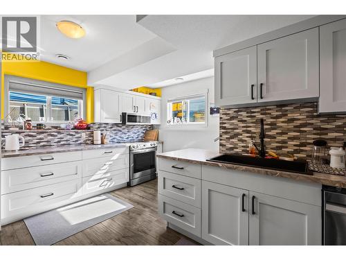 1319 Belaire Avenue, Kelowna, BC - Indoor Photo Showing Kitchen With Upgraded Kitchen