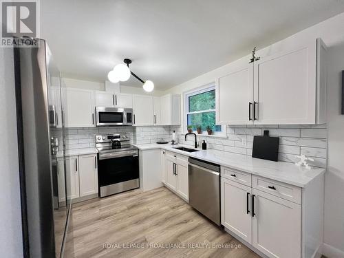 178 Burnham Street, Belleville (Belleville Ward), ON - Indoor Photo Showing Kitchen With Upgraded Kitchen