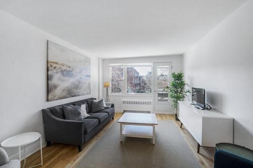Living room - 5-5873 Av. Decelles, Montréal (Côte-Des-Neiges/Notre-Dame-De-Grâce), QC - Indoor Photo Showing Living Room