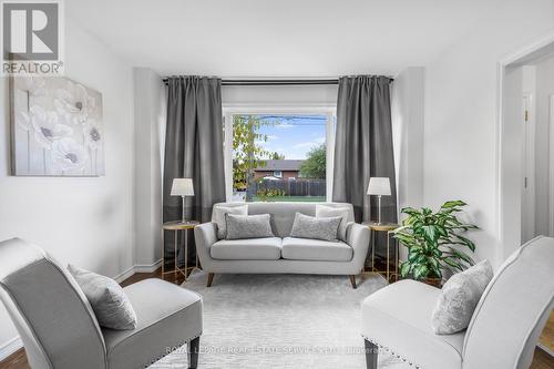 559 East 27Th Street, Hamilton, ON - Indoor Photo Showing Living Room