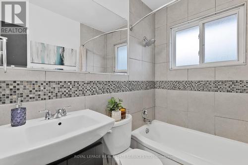 559 East 27Th Street, Hamilton, ON - Indoor Photo Showing Bathroom
