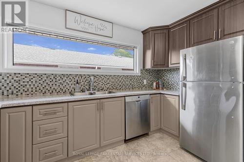 559 East 27Th Street, Hamilton, ON - Indoor Photo Showing Kitchen With Double Sink