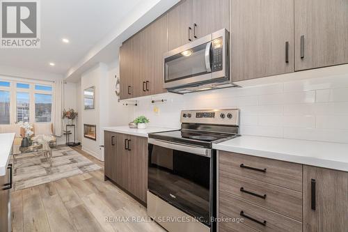 3 - 40 Zinfandel Drive, Hamilton, ON - Indoor Photo Showing Kitchen With Upgraded Kitchen
