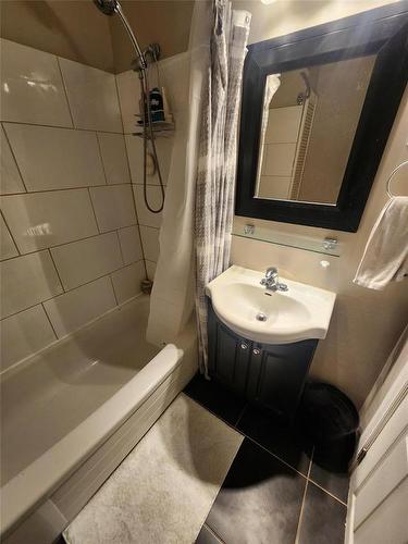 57 Lloyd Street, Winnipeg, MB - Indoor Photo Showing Bathroom
