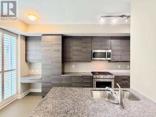 110 Little Creek Road, Mississauga, ON - Indoor Photo Showing Kitchen With Upgraded Kitchen