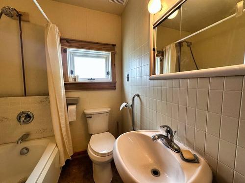 86 Front Street, Nipigon, ON - Indoor Photo Showing Bathroom