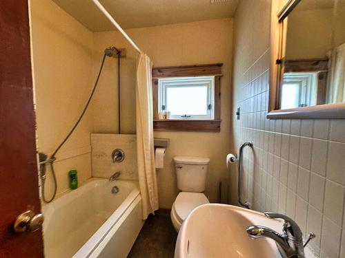 86 Front Street, Nipigon, ON - Indoor Photo Showing Bathroom