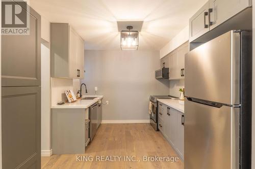 4 - 141 Ripley Court, Oakville, ON - Indoor Photo Showing Kitchen