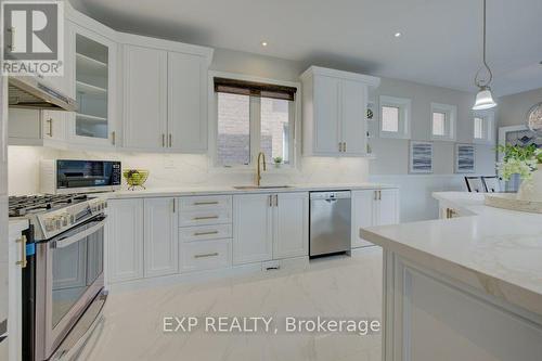 953 Gastle Way, Milton (Ha Harrison), ON - Indoor Photo Showing Kitchen With Upgraded Kitchen
