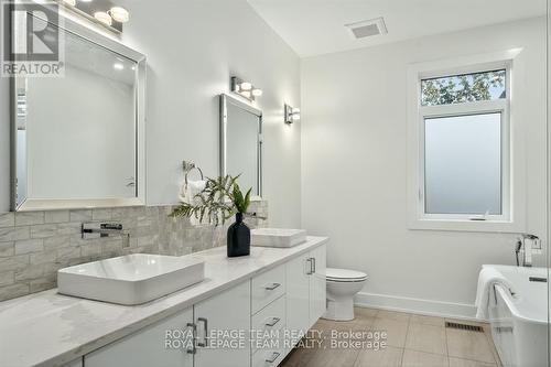 16 First Avenue, Ottawa, ON - Indoor Photo Showing Bathroom