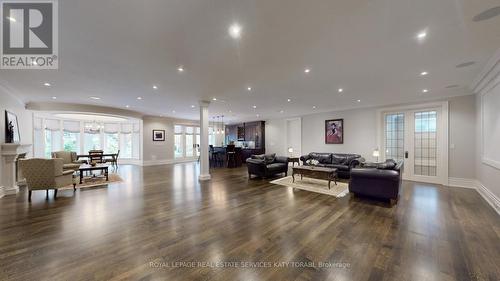 101 Forest Heights Boulevard, Toronto, ON - Indoor Photo Showing Living Room