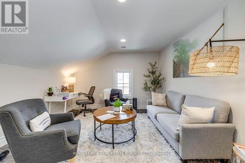 317 Queen Street S, Mississauga, ON - Indoor Photo Showing Living Room