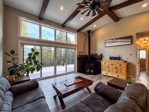 9905 Osprey Landing Drive, Wardner, BC - Indoor Photo Showing Living Room
