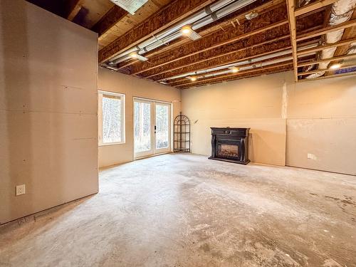 9905 Osprey Landing Drive, Wardner, BC - Indoor With Fireplace