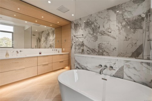 301-1916 Oak Bay Ave, Victoria, BC - Indoor Photo Showing Bathroom