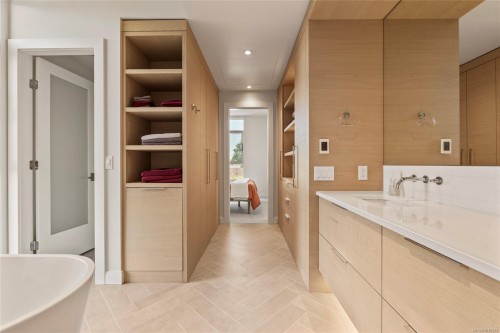 301-1916 Oak Bay Ave, Victoria, BC - Indoor Photo Showing Bathroom