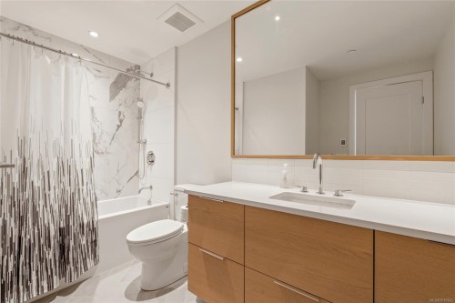 301-1916 Oak Bay Ave, Victoria, BC - Indoor Photo Showing Bathroom