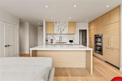301-1916 Oak Bay Ave, Victoria, BC - Indoor Photo Showing Kitchen
