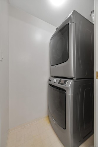 1208-930 Yates St, Victoria, BC - Indoor Photo Showing Laundry Room