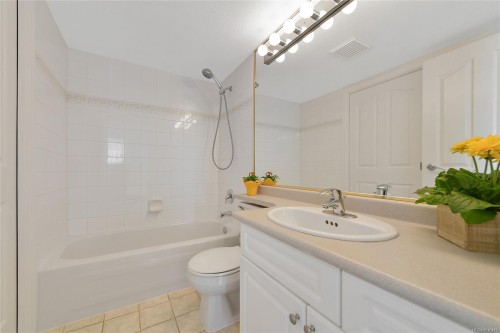 1208-930 Yates St, Victoria, BC - Indoor Photo Showing Bathroom